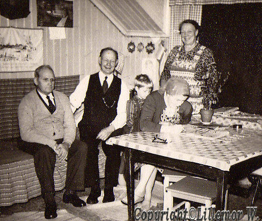 Fredrik, Oskar Hellqvist, Annas Bror, Kjell Almgren, Anna och Fia som sitter vid bordet