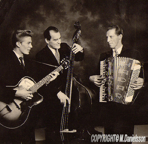 Hadar Almgren (längst till höger) med sin Trio! De var en flitigt anlitad orkester