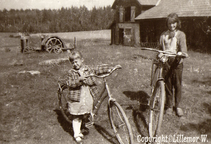 Rose Marie Ramstedt och Lillemor Karlsson (Waldermarsson) på cyklar-  ca 1955