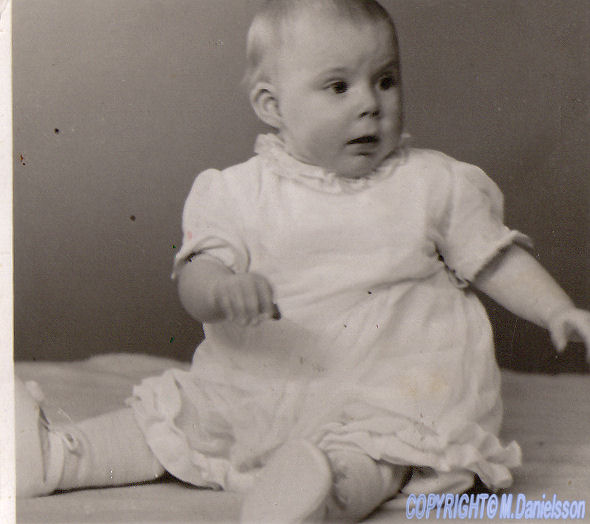Margareta Danielsson som baby, se kläderna, rysch i hals, arm och volang kjol med mockasiner på de små fötterna barnkläder 1930 - 40 talet