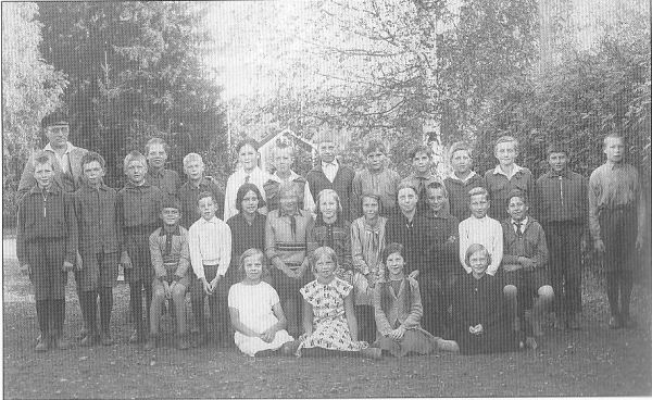 Gusselby skola 1932, Hadar Almgren 4 från vänster lite bakom de andra, Stina Almgren barn 1, första raden 